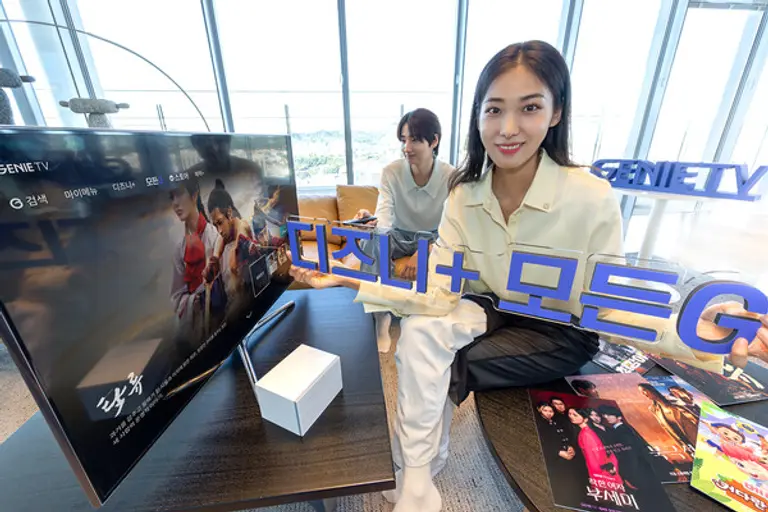 모델들이 ‘모든G 전용 메뉴’ 화면 앞에서 ‘지니 TV 디즈니+ 모든G’를 소개하고 있다. (제공 KT)