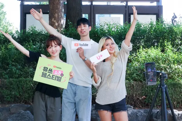 LG유플러스 모델이 유쓰 쇼츠 페스티벌을 소개하는 모습. (제공 LGU+)