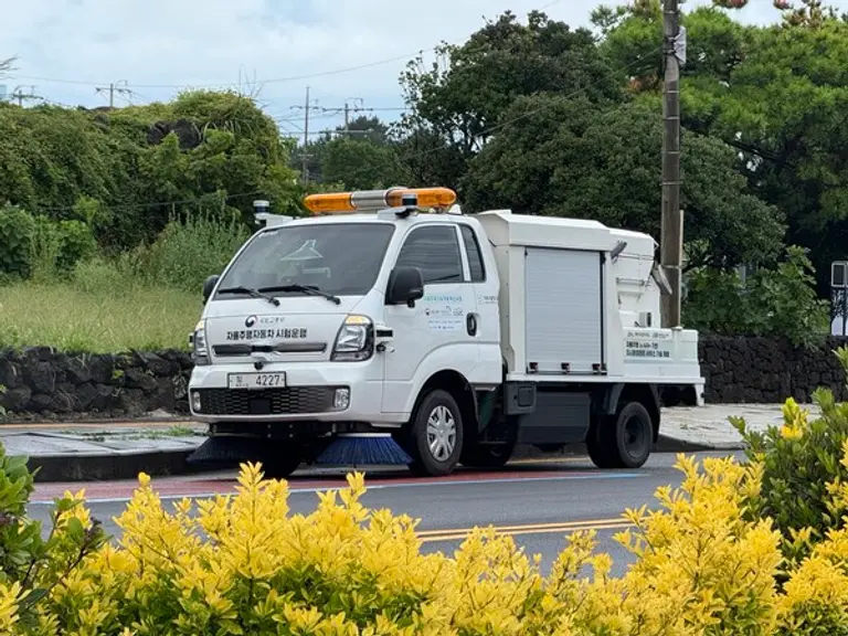 시범운행 차량이 제주 시내를 주행하며 도로를 청소하고 있는 모습. (제공 LGU+)