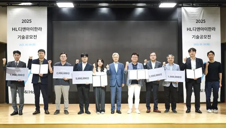 HL D&I한라 제6회 기술공모전 에서 수상한 기업들이 기념촬영을 하고 있다. (사진=HL D&I한라)