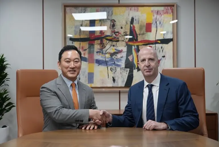  김성환 한국투자증권 사장(왼쪽)과 댄 왓킨스(Dan Watkins) JP모간 아시아태평양 CEO가 16일 서울 여의도 한국투자증권 본사에서 만나 전략적 비즈니스 협력방안을 논의한 뒤 기념촬영을 하고 있다.