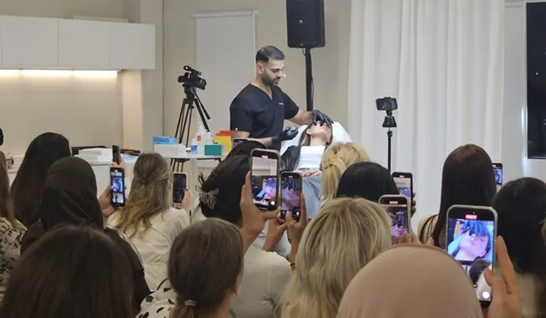 휴젤의 스웨덴 ‘리볼렉스 마스터 클래스’에서 유세프 하파르 박사가 현장 시연을 진행하고 있다. 