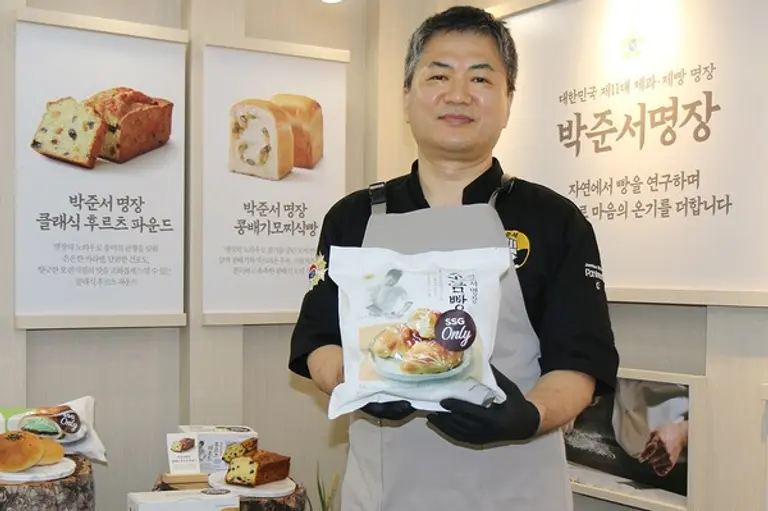 15일 서울 성동구 에스팩토리에서 열린 SSG닷컴의 ‘美지엄’ 팝업 행사에서 박준서 명장이 신세계푸드와 협업해 선보인 베이커리 신제품들을 소개하고 있다. 박준서 명장의 노하우와 신세계푸드의 기술력을 바탕으로 개발한 ‘소금빵’, ‘생크림 단팥빵 2종’, ‘클래식 후르츠 파운드’, ‘콩배기모찌식빵’ 등 베이커리 5종은 팝업 행사 기간인 19일까지 구매 시 최대 44%까지 할인된 가격으로 만나볼 수 있는 프로모션을 진행한다. 