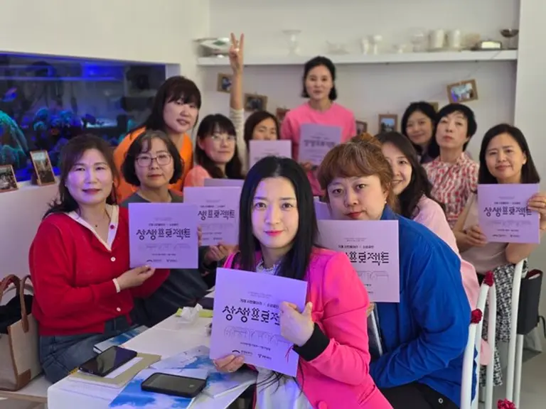 양주시옥정종합사회복지관이 수행한 ‘상상생활 프로젝트’ 참여자들이 기념촬영을 하고 있다(사진제공=희망브리지)