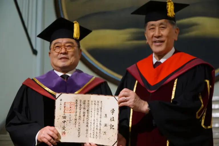 구자열 LS 이사회 의장(왼쪽)이 와세다대로부터 명예 법학박사 학위를 받고 다나카 아이지 와세다대 총장과 기념 촬영을 하고 있다. (사진제공=LS그룹)