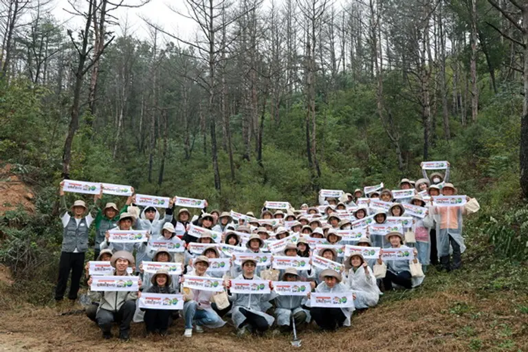 도토리봉사단이 경북 울진 산불 피해 지역에서 산림 복원 활동을 마친 뒤 기념사진을 촬영하고 있다. (사진제공=희망브리지)