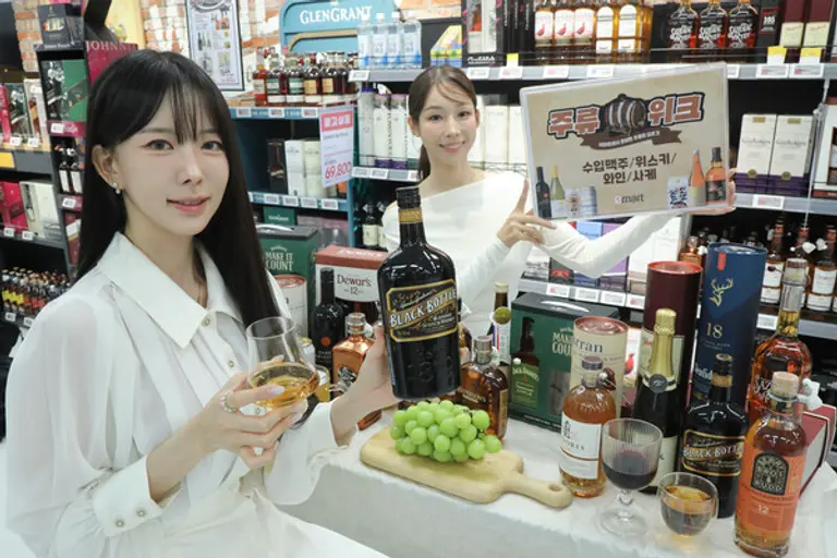 이마트 용산점에서 모델들이 