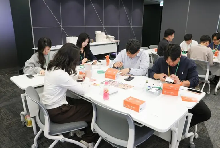 태양광 랜턴 만들기 봉사활동에 참여한 현대엘리베이터 임직원들이 점심시간을 이용해 제품을 조립하고 있다. (제공 현대엘리베이터)