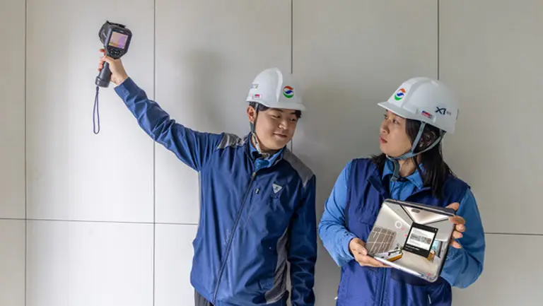  ‘하자 예방 플랫폼’을 활용해 현장 직원에게주요 하자 유형에 대해 설명하고 있는 모습. (사진제공=GS건설)