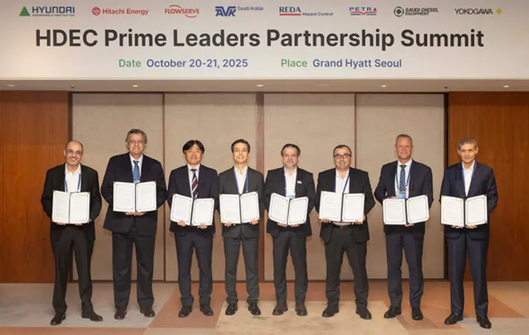 현대건설 이한우 대표이사(왼쪽에서 네 번째)를 비롯한 사우디 전략 협력 7개사 대표들이 업무협약(MOU)을 체결한 후 기념사진을 촬영하고 있다. 협력사는 왼쪽부터 히타치에너지 KSA, 플로우서브 알루사이드, 요코가와 사우디, 레다 해저드 컨트롤, 페트라, AVK SVM, 사우디 디젤 (사진제공=현대건설)