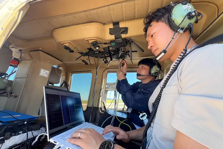 KT 직원들이 인천 아라뱃길 구간에서 UAM의 주요 기술요소를 점검하는 모습. (제공 KT)