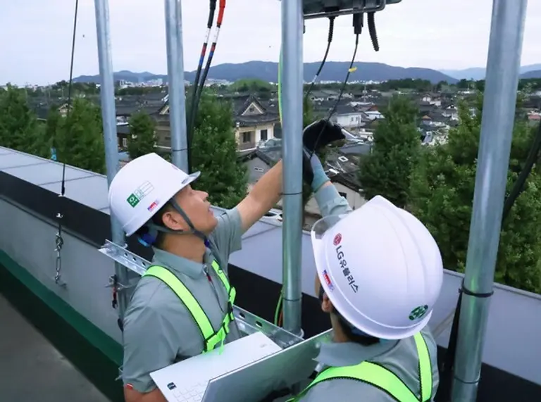 경주 황리단길 인근 통신 장비를 점검하는 LG유플러스 직원의 모습. (제공 LGU+)