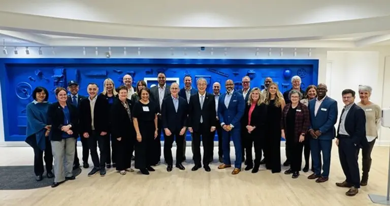 지난 16일 미국 메릴랜드주 록빌에 위치한 굿윌스토어 본사에서 우리금융그룹 임종룡 회장(가운데)와 GII 임직원들이 기념사진을 촬영했다.