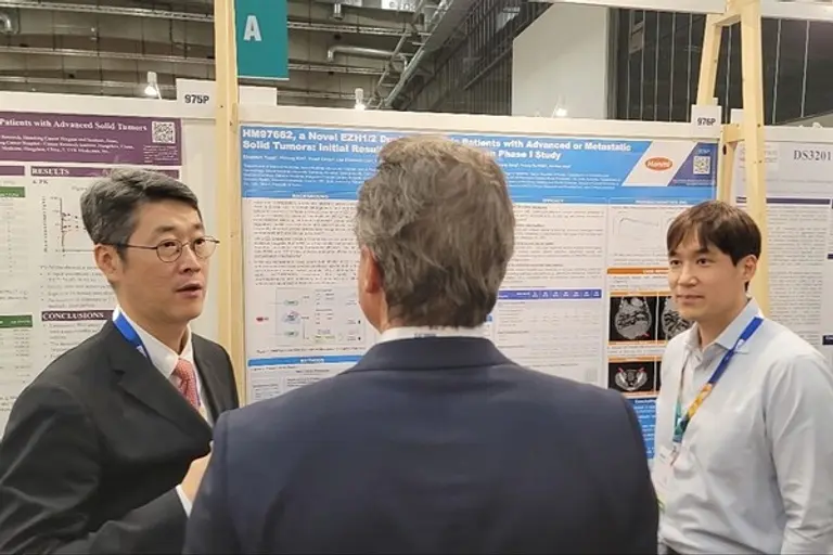 서울대병원 혈액종양내과 김범석 교수(왼쪽)와 한미약품 ONCO임상팀 이동준 선임연구원(오른쪽)이 지난 19일(현지시각) 독일 베를린에서 열린 유럽종양학회(ESMO Congress 2025)에서 차세대 표적항암 혁신신약으로 개발 중인 HM97662의 임상 1상 연구 내용을 토대로 참석자에게 설명하고 있다.