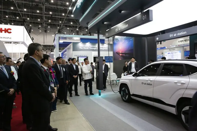 한화 건설부문이 ‘2025 대한민국 미래모빌리티엑스포(DIFA)’에 참가해 천장형 전기차 충전 시스템 ‘EV air station’을 선보이고 있다. (사진제공=한화 건설)