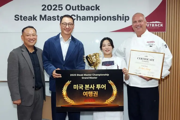 아웃백 ‘스테이크 마스터 챔피언십’에서 최종 우승 기념 사진 촬영을 하고 있는 모습. 왼쪽부터 이훈종 다이닝브랜즈그룹 부사장, 송호섭 대표, 장소희 셰프, 에프렘 커틀러(Efrem Cutler) 아웃백 총괄 셰프