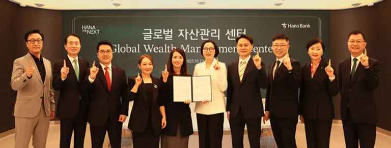 하나은행은 지난 23일 서울 삼성동 Place1에 글로벌자산관리센터(Global Wealth Management Center)를 오픈했다. 이날 오픈식에 참석한 김영훈 하나은행 자산관리그룹 부행장(사진 왼쪽 두번째) 및 관계자들이 기념 촬영을 하고 있다.