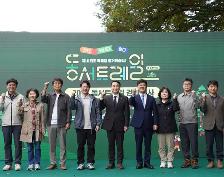 코오롱FnC-산림청-한국등산트레킹지원센터 업무 협약식 현장 모습. (왼쪽 네번째 부터) 코오롱그룹 이규호 부회장과 오른쪽 김인호 산림청장. (사진제공=코오롱스포츠) 