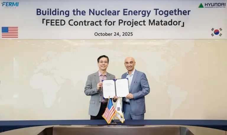 현대건설 이한우 대표(왼쪽)와 페르미 뉴클리어 메수트 우즈만 대표(오른쪽)가 서울 종로구 현대건설 본사 사옥에서 ‘복합 에너지 및 인공지능(AI) 캠퍼스 내 대형원전 기본설계 용역 계약’을 체결한 후 기념사진을 촬영하고 있다. (사진제공=현대건설)
