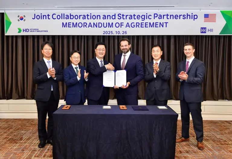 HD현대와 헌팅턴 잉걸스는 26일(일) ‘APEC 2025’가 열릴 예정인 경북 경주의 라한셀렉트 호텔에서 HD현대중공업 특수선사업부 주원호 사장과 헌팅턴 잉걸스 에릭 츄닝 전략 개발 총괄 부사장(사진 왼쪽에서 세번째와 네번째)이 참석한 가운데 ‘상선 및 군함 건조 협력에 관한 합의 각서(MOA)’를 체결했다.