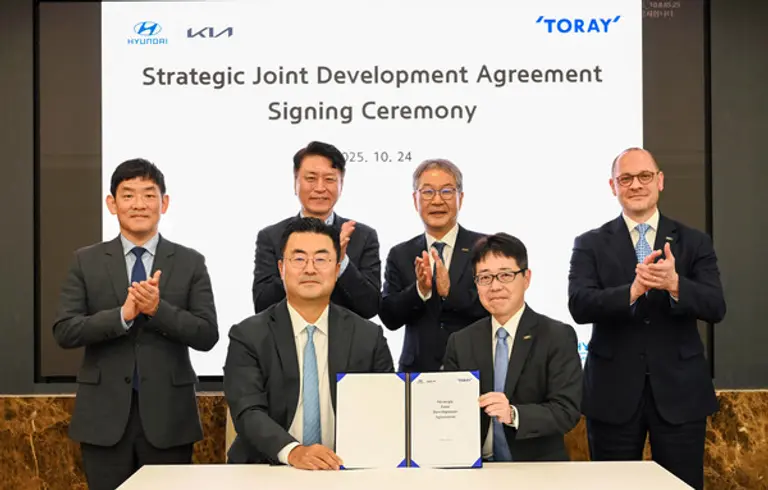 (첫번째줄 왼쪽부터) 현대차그룹 GSO본부장 김흥수 부사장, 도레이그룹 테라다 미키 복합재료사업본부 부문장이 체결식 이후 기념사진을 촬영하는 모습.