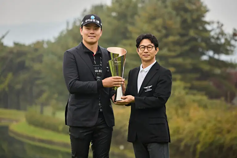 (왼쪽부터) 2025 제네시스 챔피언십 우승자이정환 선수와 제네시스사업본부장 송민규 부사장. (제공 제네시스)