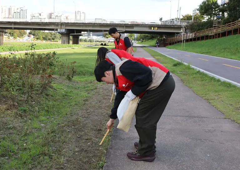 롯데이노베이트 임직원들이 플로깅 활동을 하고 있다.