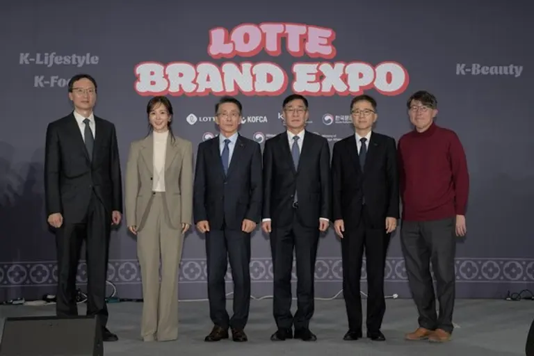 왼쪽부터 추광호 한경협중기센터 센터장, 소녀시대 유리, 김재겸 롯데홈쇼핑 대표, 함상욱 주오스트리아 한국대사, 김현철 코트라 유럽지역본부장, 임진홍 주오스트리아 한국문화원장