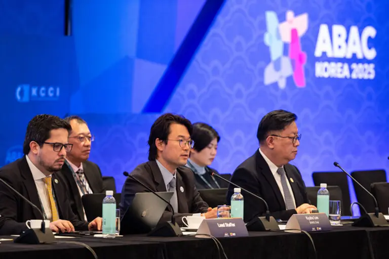 이규호 코오롱그룹 부회장이 27일 부산에서 열린 2025 APEC 기업인자문위원회(ABAC) 제4차 회의에서 바이오헬스케어 워킹그룹(BHWG) 의장으로 회의를 주재하고 있다. (사진제공=코오롱)