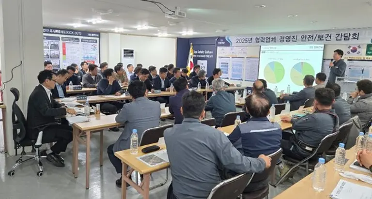 지난 24일 ‘문산역3차 동문 디 이스트’ 안전보건교육장에서 동문건설 임직원과 협력사들이 모여 안전사고 예방을 위한 구체적인 방안을 논의하고 있다. (사진제공=동문건설)
