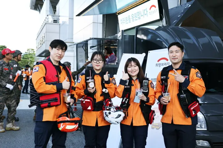 희망브리지가 충북 괴산 동진천 일대에서 진행된 재난 대응 훈련 현장을 찾아 소방대원들에게 간식차를 운영하며 응원의 메시지를 전했다(사진제공=희망브리지)