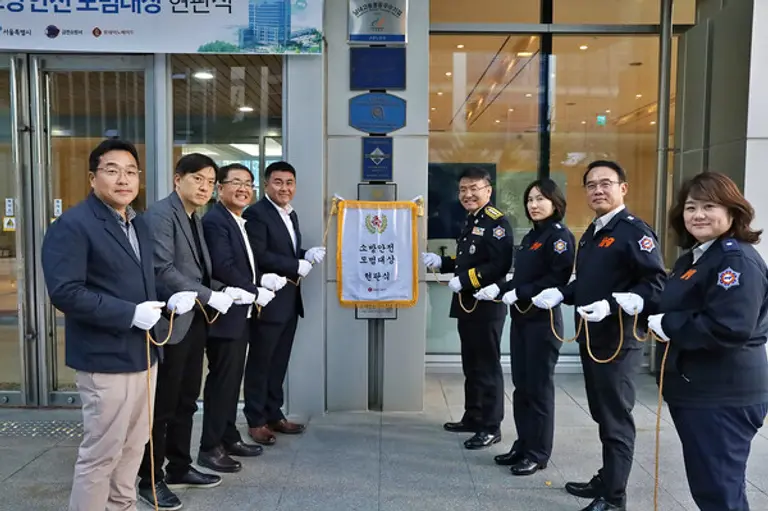 (가운데 왼쪽) 김경엽 롯데이노베이트 대표이사 / (가운데 오른쪽) 정진기 금천소방서장