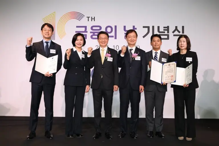 28일 오전 서울 영등포구 한국경제인협회 본부(FKI빌딩)에서 열린 제10회 금융의 날을 맞아 국무총리 표창 등 3개 영역에서 수상한 토스뱅크 이은미 대표와 임직원을 비롯해 이억원 금융위원장, 이찬진 금융감독원장이 환하게 웃으며 기념촬영을 하고 있다.