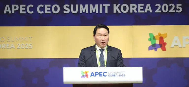 최태원 대한상공회의소 회장이 29일 오전 경주 예술의 전당 화랑홀에서 아시아·태평양 지역의 최대 경제포럼인 ‘2025 APEC CEO 서밋’에서 개회사를 하고 있다. (사진제공=대한상공회의소)