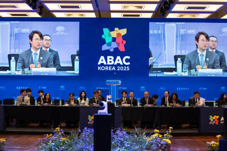 코오롱그룹은 이규호 부회장이 지난 28일 부산에서 열린 아시아태평양경제협력체(APEC) 기업인자문위원회(ABAC) 4차회의 폐막행사를 주재하며 APEC 정상들에게 전할 정책권고안을 최종 확정했다고 밝혔다. 사진은 이 부회장이 폐막회의를 진행하는 모습. (사진제공=코오롱)