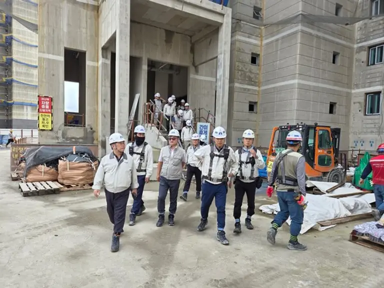 중흥건설·중흥토건 경영진이 인천 검단지구 AB20-2블록 공사현장에서 안전·품질 합동점검을 진행하고 있다. (사진제공=중흥그룹)