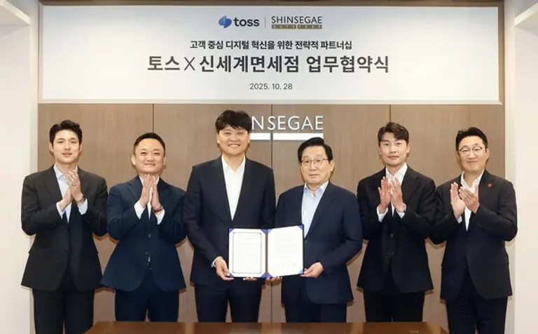 서울 중구 신세계디에프 본사에서 열린 업무협약식에서 (왼쪽부터) 방승익 토스 페이스페이 담당자, 진필규 토스페이 부문장, 이승건 토스 대표와 이석구 신세계디에프 대표, 김현철 영업·마케팅 총괄, 곽종우 마케팅 담당이 기념 촬영을 하고 있다.