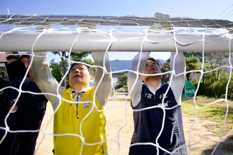 한전KDN 노사는 제24회 노조창립기념식 대신 지역 사랑 나눔 실천 활동을 전개했다. 운동기구를 정비하는 최은식 노조위원장과 정수옥 기획관리본부장(오른쪽). (제공 한전KDN)