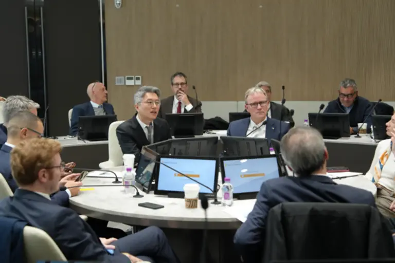 지난 29일 경기 성남시 카카오모빌리티 사옥을 방문한 유럽의회 교통관광위원회 소속 의원들이 카카오모빌리티 관계자들 함께 미래 모빌리티 기술에 대해 논의하고 있다. (제공 카카오. 사진 중앙 왼쪽부터 류긍선 카카오모빌리티 대표, 옌스 기에세케 유럽의회 교통관광위원회 대표단장)