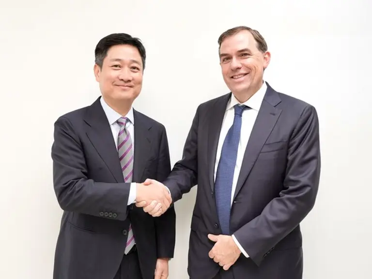 ‘2025 APEC CEO 서밋’ 현장에서 LG유플러스 홍범식 대표(왼쪽)와 AWS 맷 가먼 CEO가 기념촬영을 하는 모습. (제공 LGU+)