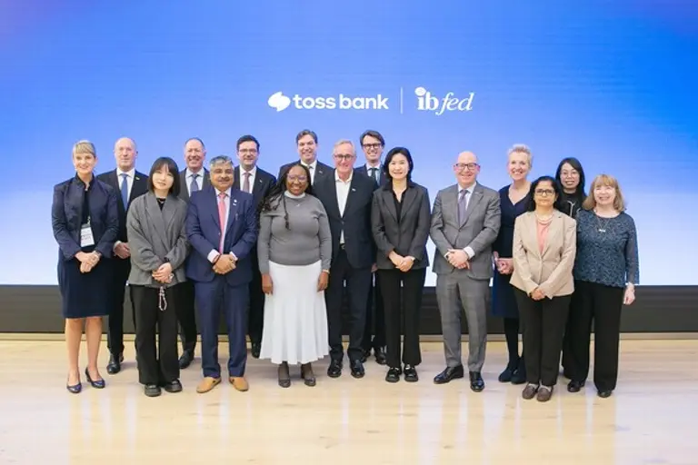 국제은행연맹(IBFed) 이사회 멤버들이 29일 오전 서울 강남구 토스뱅크 본사를 방문해 4년간의 혁신과 포용 금융의 성과를 나눈 뒤 환하게 웃으며 사진 촬영을 하고 있다. 앞줄 왼쪽 5번째부터 윔 마이스 유럽은행협회 대표, 이은미 토스뱅크 대표, 앤써니 오슬러 국제은행연맹 의장, 헤드위지 뉴엔 국제은행연맹 사무국장.