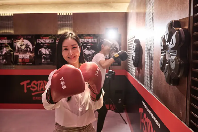 SK텔레콤은 T팩토리 성수에서 넷플릭스 예능 ‘피지컬: 아시아’와 협업한 ‘T-스타디움(T-Stadium) 두근득근 챌린지’ 팝업 전시를 내달 30일까지 진행한다. (제공 SK텔레콤)