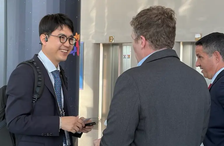 코오롱그룹은 29일부터 30일까지 양일간 이규호 부회장을 비롯한 주요 계열사 CEO들이 경주에서 열리는 2025 아시아태평양경제협력체(APEC) CEO 서밋 현장을 찾아 새로운 비즈니스 협력 기회를 발굴하고 있다고 밝혔다. 사진은 코오롱티슈진 전승호 대표이사(왼쪽)가 글로벌 메이저 제약사 관계자들과 대화를 나누는 모습. (사진제공=코오롱)