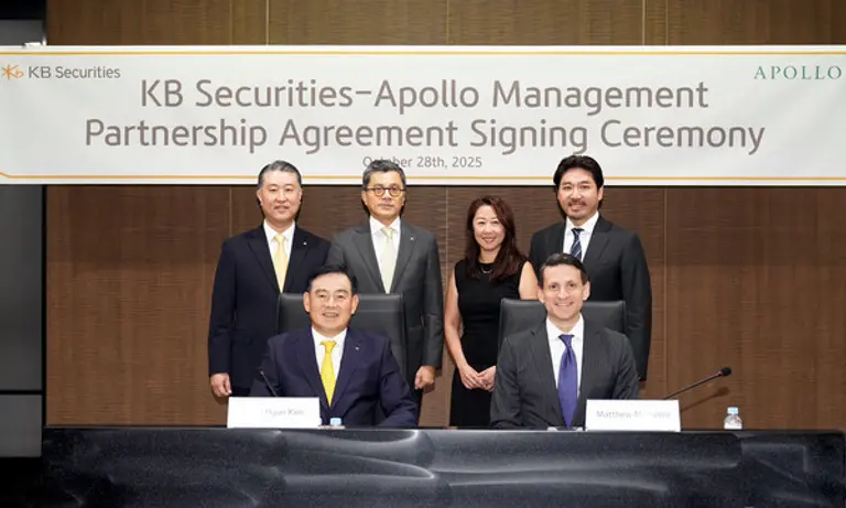 지난 28일(화), KB증권 본사에서 (앞줄 왼쪽부터) KB증권 김성현 대표이사와 매튜 미켈리니 아폴로 아시아태평양 대표 및 (뒷줄 왼쪽부터) 양현종 IB2그룹장, 강진두 경영기획그룹장, 메이링 림 아폴로 캐피탈 솔루션 아시아태평양 대표, 이재현 아폴로 한국 대표가 업무협약식을 진행하며 기념 촬영을 하고 있다.