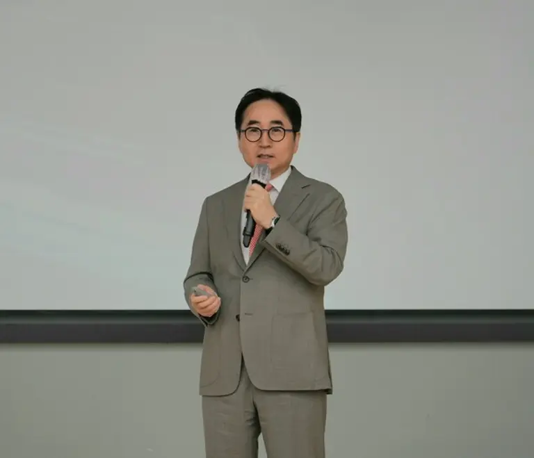 삼성전기 장덕현 사장이 창립기념식에서 기념사를 하고 있다.