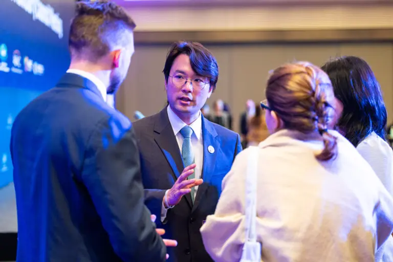 이규호 코오롱그룹 부회장이 지난 28일 부산에서 열린 아시아태평양경제협력체(APEC) 기업인자문위원회(ABAC) 4차회의 폐막행사에서 참석자들과 대화를 나누고 있다. (사진제공=코오롱)