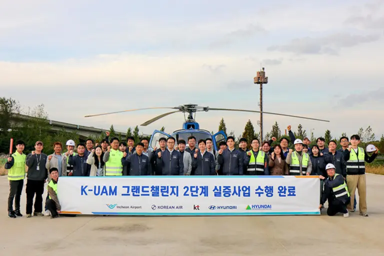 KT를 비롯한 현대자동차, 현대건설, 인천국제공항공사, 대한항공이 함께하는 K-UAM 원팀이 인천 아라뱃길 실증 현장에서 기념사진을 촬영하는 모습. (제공 KT)