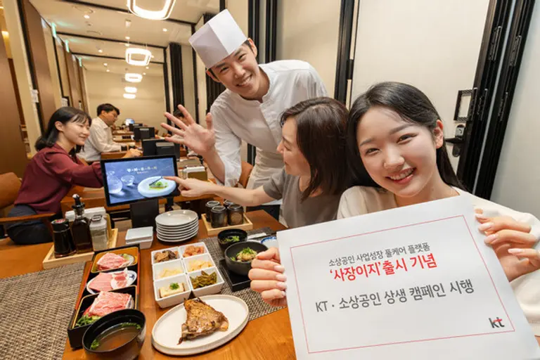 KT 임직원이 소상공인 전용 플랫폼 ‘사장이지’와 So, Happy Together 캠페인을 설명하고 있다. (제공 KT)