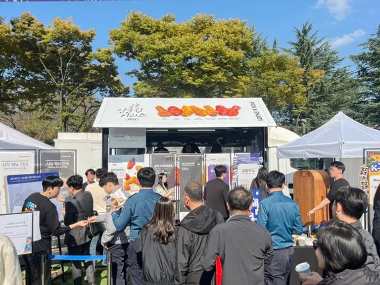 경주 ‘K-Food Station’에 마련된 교촌치킨 푸드트럭과 글로벌 체험존 현장