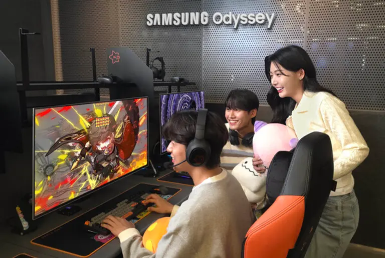 삼성전자 모델이 넥슨 플래그십 게이밍 공간 